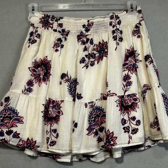 Old Navy Floral Tiered Mini Skirt Beige Burgundy Pull On Size Medium Boho Beachy - Picture 2 of 4